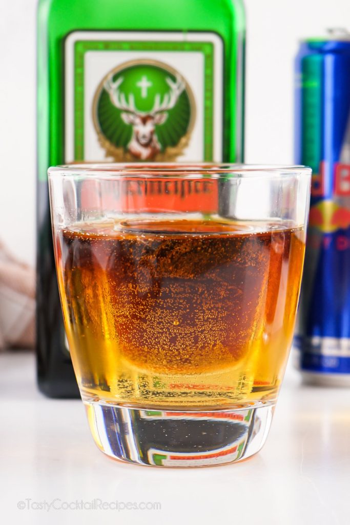 J?gerbomb (J?germeister + Red Bull)
